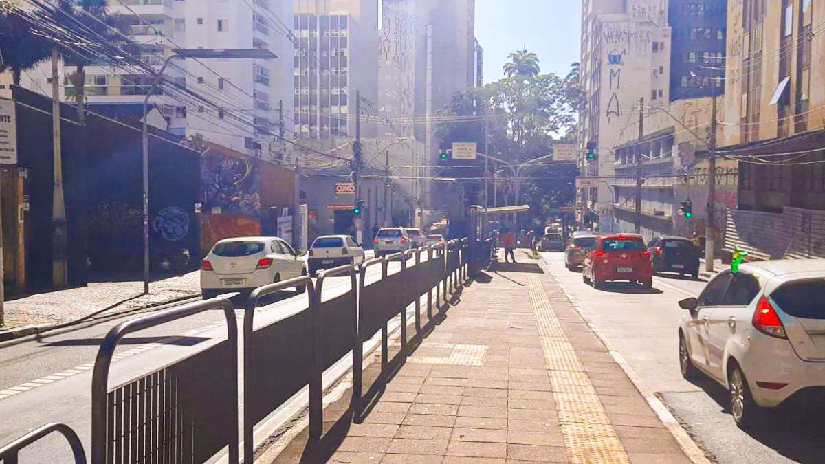 Obras do BRT em Campinas interditam trecho da rua Irmã Serafina, com barreiras metálicas na via e trânsito com carros e ônibus em rota alternativa.