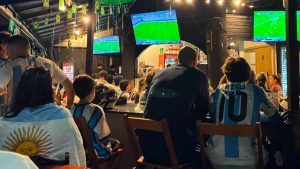 Amigos argentinos se reúnem para acompanhar jogo contra Cabo Verde