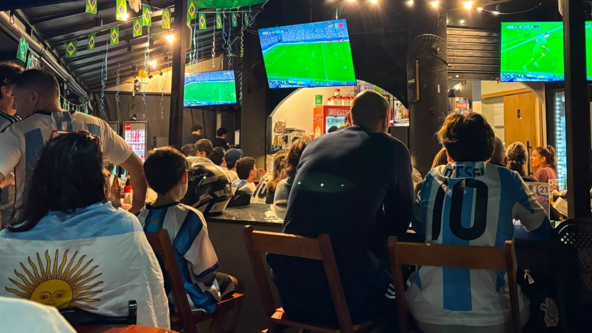Amigos argentinos se reúnem para acompanhar jogo contra Cabo Verde