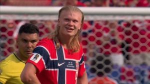 Brasil é eliminado da Copa em jogo decisivo com a Noruega: Haaland celebra durante partida no estádio, com goleira e goleiro adversários ao fundo.