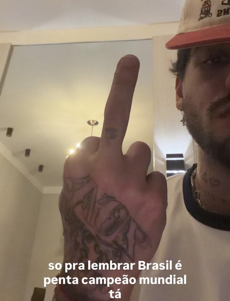 Zé Felipe aparece em selfie em ambiente interno, usando boné e fazendo gesto com a mão; na imagem há a frase em destaque “so pra lembrar Brasil é penta campeão mundial tá”.