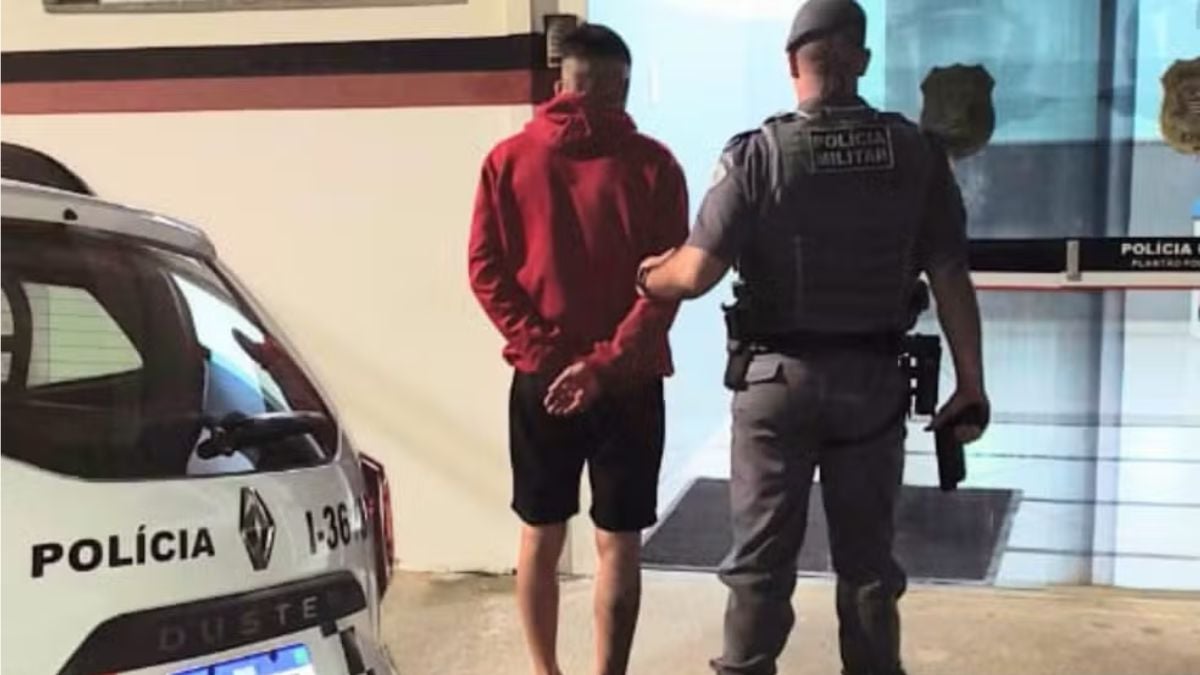 Homem é escoltado por policiais ao lado de uma viatura da Polícia em Limeira, em imagem que ilustra caso de tentativa de feminicídio
