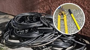 Câmara mostra rolos de cabos de telefonia e, em destaque, ferramenta de corte e alicate sobre o chão, associando ao registro de cabos furtados em Limeira.