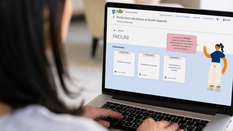 Pessoa usando notebook com o site do Prouni no Portal Único de Acesso ao Ensino Superior do governo federal, mostrando o cronograma das inscrições Prouni 2026.