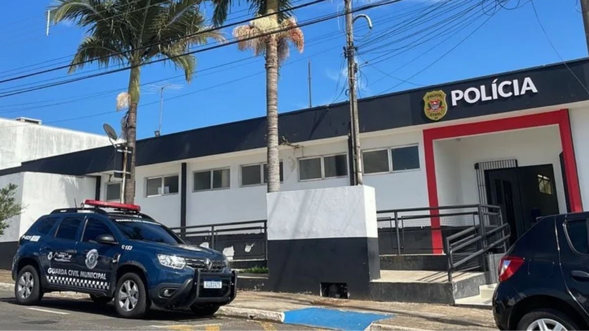 Viatura da Polícia estacionada em frente a uma delegacia em Monte Mor, com placa “Polícia” na fachada, em contexto de investigação sobre gata morta em Monte Mor.