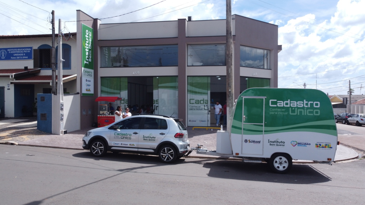 CadÚnico Itinerante com van do Cadastro Único e carro da equipe em frente a prédio em Sumaré, atendendo moradores de Nova Veneza até quarta-feira (8).