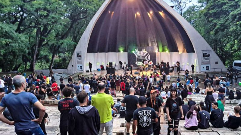 Festival Rock na Concha Campinas completa 17 anos com shows gratuitos: público lota a concha acústica em um grande palco ao ar livre com luzes e músicos