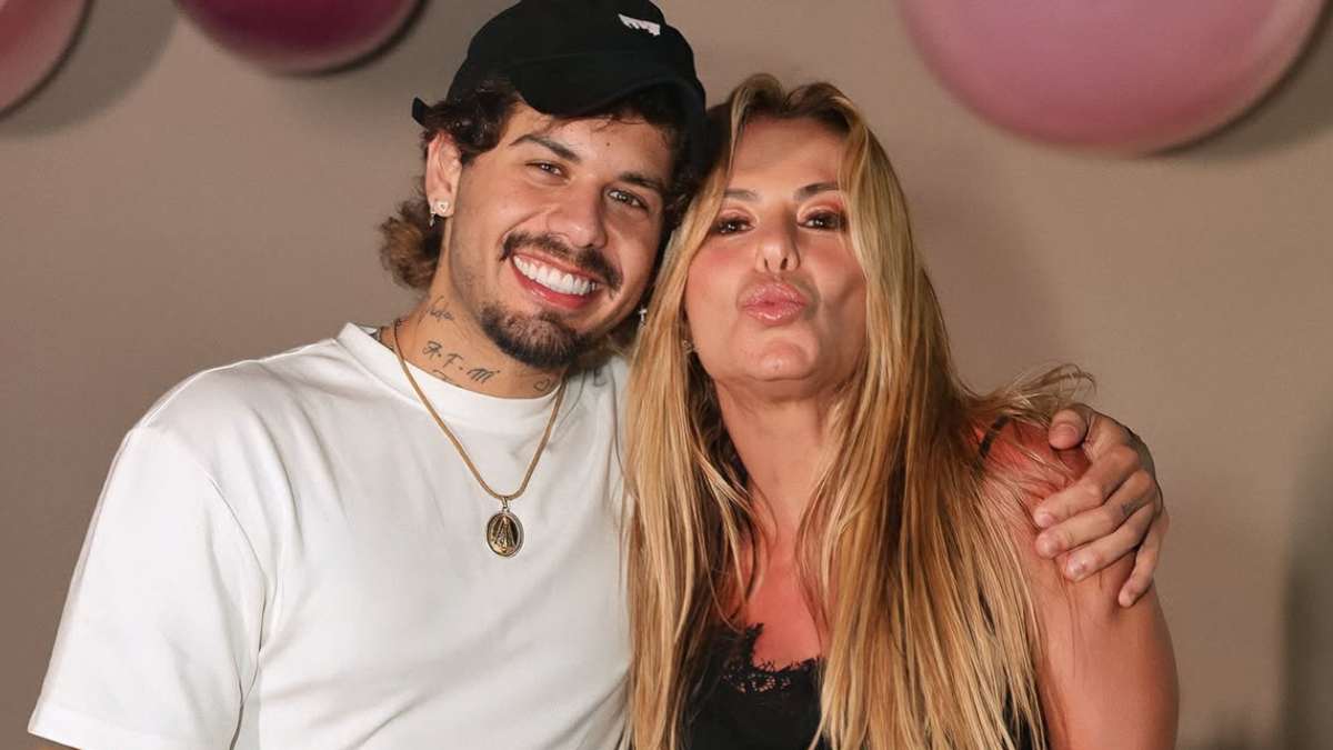 Zé Felipe e Poliana Rocha aparecem sorridentes em foto juntos, com o cantor ao lado da esposa em clima descontraído, em destaque na imagem.