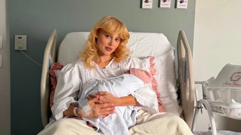 Malu Borges filha recém-nascida, Maria Olímpia, aparece no quarto hospitalar ao lado da mãe Malu Borges, em foto emocionada após o nascimento nesta manhã.