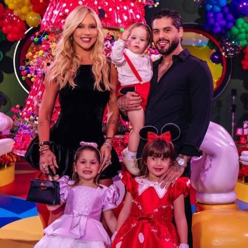Zé Felipe com a família em festa de aniversário, ao lado da influenciadora e dos filhos Maria Alice, Maria Flor e José Leonardo, com decoração colorida e balões