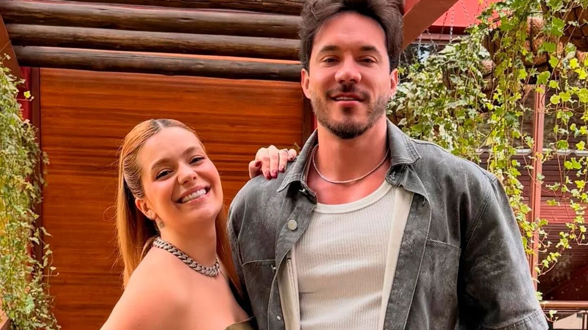 Viih Tube e o marido posam juntos em ambiente externo, sorrindo para a câmera, com folhagens ao fundo e porta de madeira ao redor. Foto para Instagram.