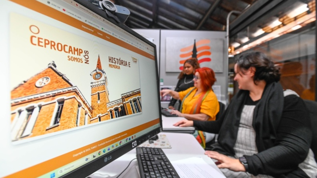 Pessoas em sala de capacitação com computadores, cursos gratuitos em Campinas e aulas de informática e outras áreas, em imagem da Prefeitura de Campinas.