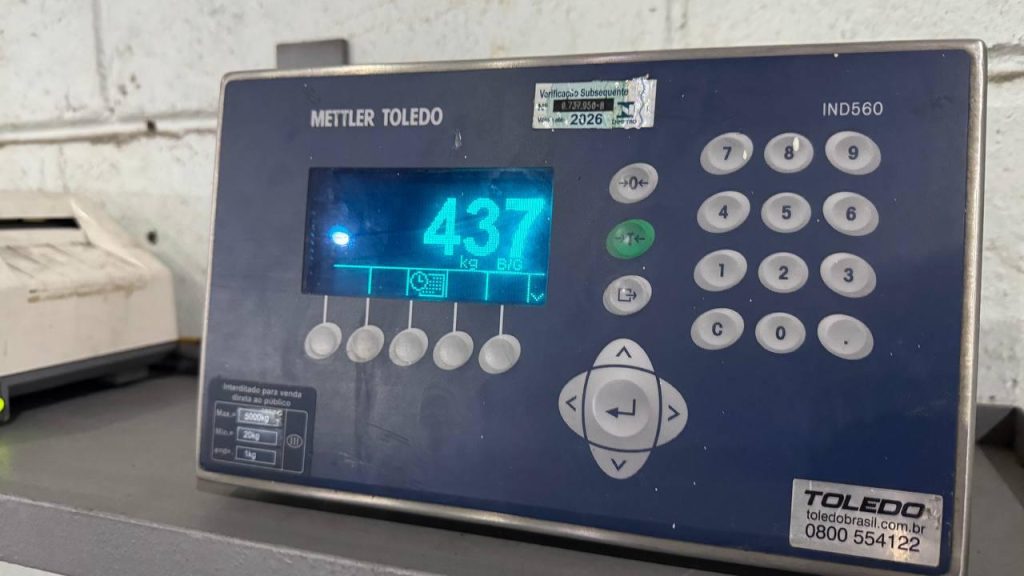 Painel de balança Mettler Toledo exibindo a leitura de 437 kg em processo de pesagem, associado à apreensão de cocaína no Porto de Santos pela Receita Federal, com referência IND560.