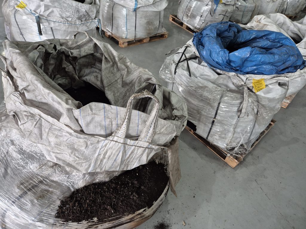 Apreensão de cocaína no Porto de Santos: grandes volumes de pó em sacos e fardos embalados em contêineres, com recipientes revestidos e fita de identificação