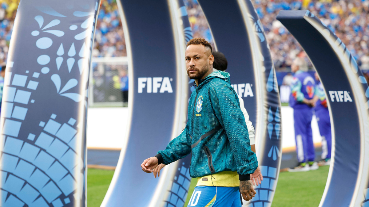 Neymar em campo usando o uniforme do Brasil, em imagem de bastidores da FIFA, enquanto debate o futuro de Neymar no Santos e conversa sobre sua permanência a partir da próxima semana.
