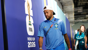 Pai de Neymar, Tiago Ramos, aparece ao lado de Neymar em ambiente de estádio durante evento da Copa do Mundo FIFA 2026, com Neymar usando a camisa da seleção brasileira.