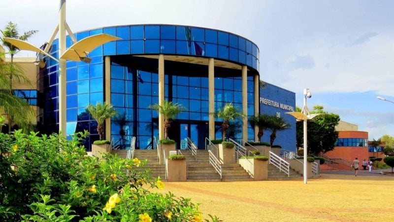 Prédio da Prefeitura de Indaiatuba, em ambiente externo com jardim e escadaria, usado na comunicação sobre como funcionam os serviços no feriado de 9 de julho.