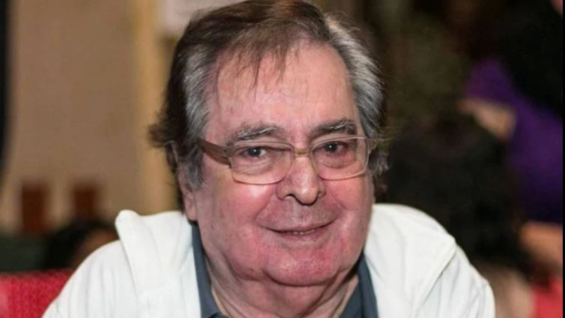 Foto de Benedito Ruy Barbosa, autor de novelas como Pantanal e Renascer, em imagem de rosto com óculos e sorriso em contexto de notícia sobre sua morte em São Paulo.