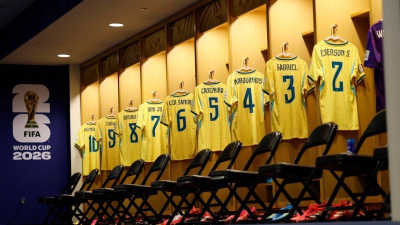 Armário de vestiário com camisas amarelas da Seleção Brasileira penduradas em cabides, com números e nomes dos jogadores ao fundo; referência a quando o Brasil vai voltar para a Copa.