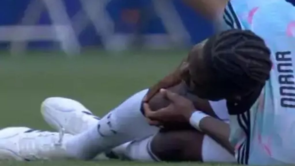 Onana se contorce de dor no gramado após lesão, com a mão no rosto, durante partida da seleção, em notícia sobre rompimento de ligamento e ausência da Copa do Mundo.