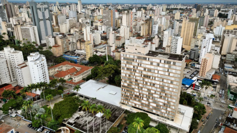 Vista aérea da cidade de Campinas, com prédios e áreas urbanas ao fundo, destacando o cenário local para a notícia sobre servidores de Campinas com reajuste após sanção de Dário Saadi.