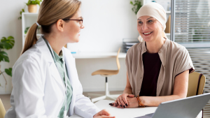 Médica e paciente em consultório durante consulta, discutindo tratamento. Imagem sobre novo medicamento linfoma não Hodgkin aprovado pela Anvisa.