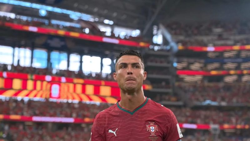 Cristiano Ronaldo em partida no estádio, usando uniforme de Portugal, ao falar sobre a Eurocopa e seu legado, com arquibancadas desfocadas ao fundo.