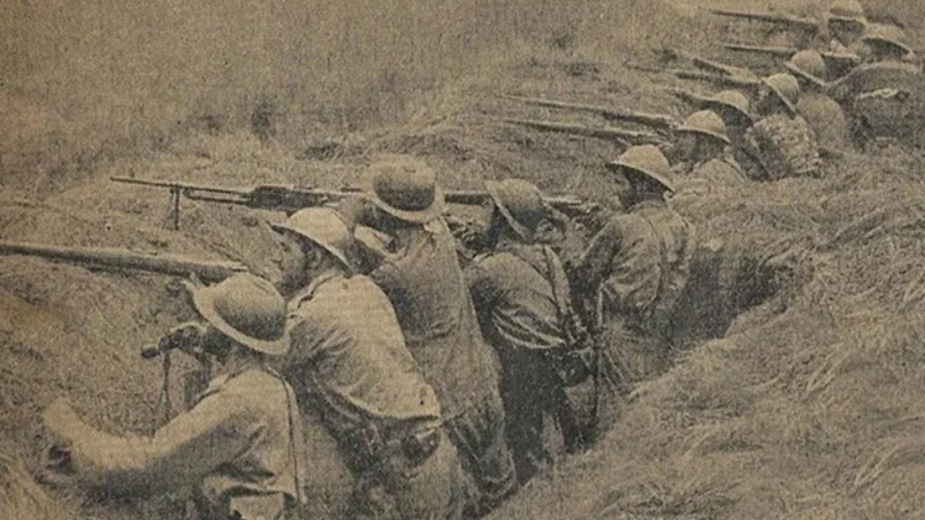Homens do Exército durante a Revolução de 1932 em meio a trincheiras, observando e avançando em uma área de combate contra o governo provisório de Getúlio Vargas.