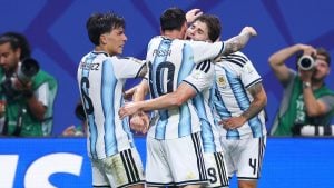 Jogadores da seleção da Argentina comemoram juntos em campo, com Lionel Messi em destaque na camisa, durante uma partida decisiva buscando uma virada histórica na Copa.