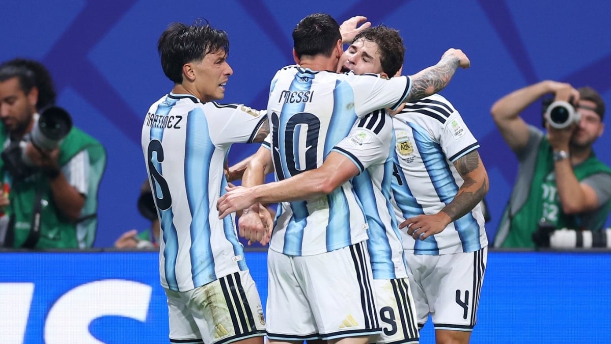Jogadores da seleção da Argentina comemoram juntos em campo, com Lionel Messi em destaque na camisa, durante uma partida decisiva buscando uma virada histórica na Copa.