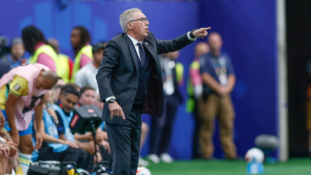 Carlo Ancelotti, técnico, em partida à beira do campo, com braço estendido indicando durante o jogo da Seleção Brasileira, em foto de Rafael Ribeiro/CBF.