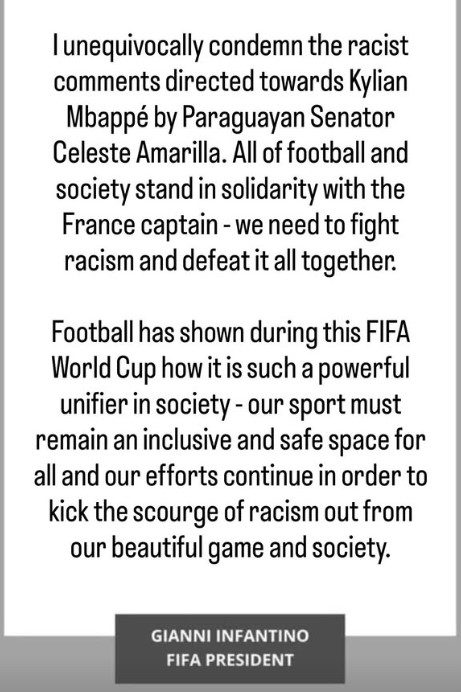 Texto em inglês em um cartaz condenando comentários racistas contra Kylian Mbappé, citando a senadora paraguaia Celeste Amarilla e uma declaração de solidariedade à França, com referência ao presidente da FIFA Gianni Infantino.