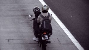 mão na placa de motocicletas em campinas
