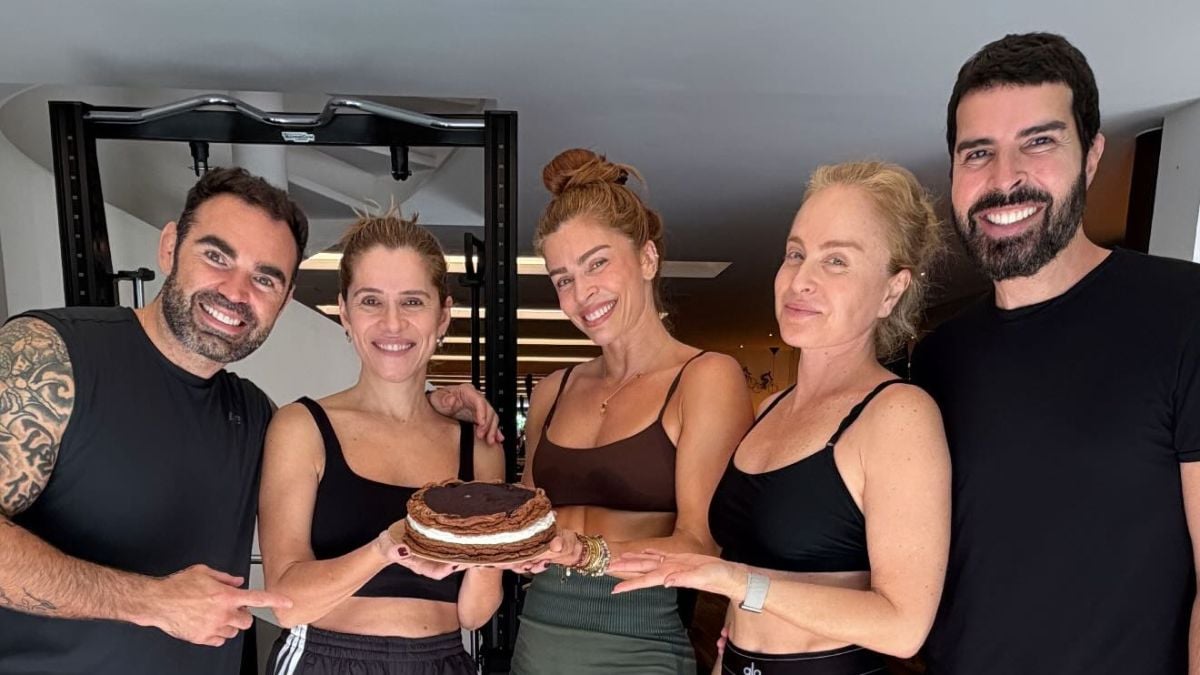 Festa fitness: Ingrid Guimarães e Grazi Massafera ganham bolo após treino com Angélica. Foto: Reprodução / Instagram @angelicaksy