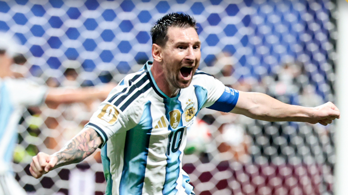 Jogador argentino comemorando com a camisa da Argentina em partida de futebol, imagem usada para destacar as quartas de final da Copa do Mundo 2026 e o chaveamento até a final.