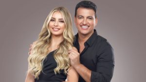Rodrigo Cintra e uma modelo loira posam sorrindo em estúdio, retratando um momento de treinamento e tendências em mechas para Campinas.
