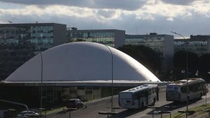 PrÃ©dio do Senado ao fundo e Ã´nibus na via, em cena que ilustra a aprovaÃ§Ã£o do PIX PensÃ£o com pagamento automÃ¡tico de pensÃ£o alimentÃ­cia.