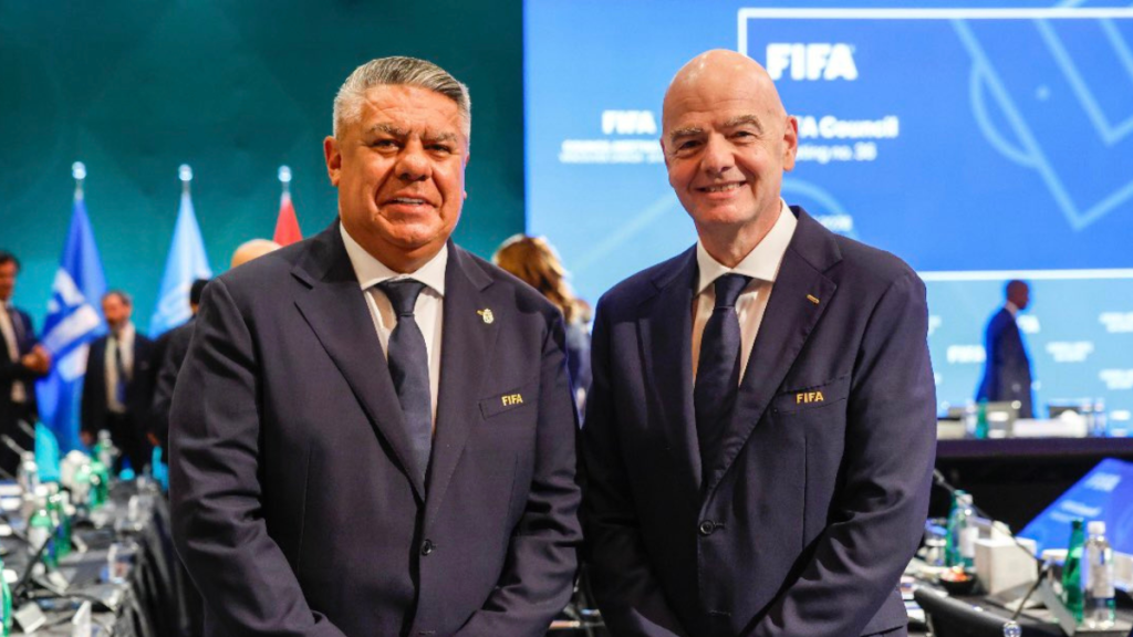 Claudio Tapia, presidente da Associação do Futebol Argentino, aparece ao lado de Gianni Infantino, presidente da Fifa, em foto de evento esportivo.
