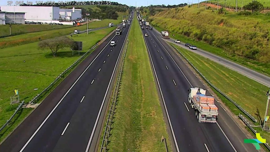 Vista aérea da Rodovia Dom Pedro, com veículos trafegando em pista dupla e faixa central de grama, em dia de rodovias feriado de 9 de julho (Reprodução/Rota das Bandeiras).
