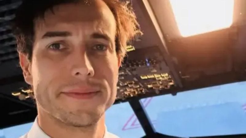Instrutor de voo sorri na cabine de um avião, com a aluna ao fundo, destacando a ação de deixar a aluna sozinha e orientar: “Você sabe o que fazer”.