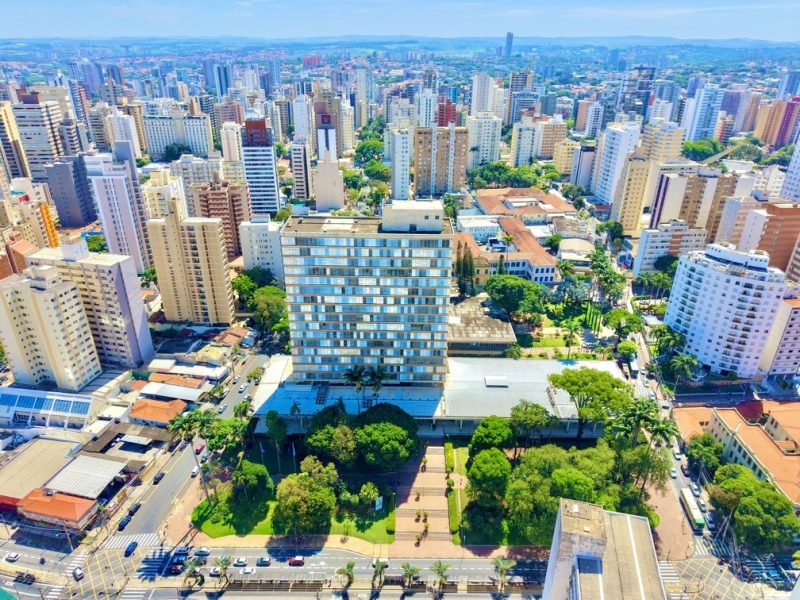 Vista aérea de Campinas com prédios e ruas, ilustrando a queda nos roubos de veículos na região de Campinas, que recuam e atingem menor marca histórica.