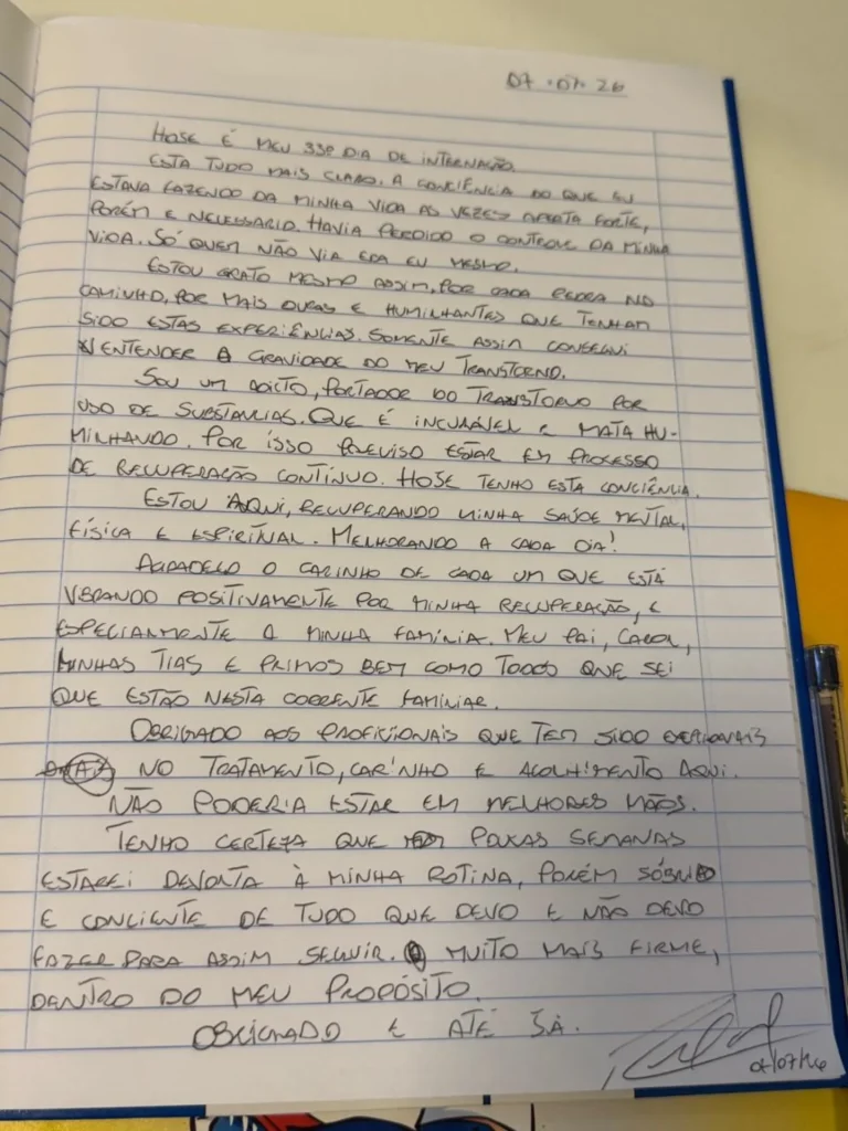Rascunho manuscrito em papel com texto em português datado, assinado e carimbos, com Rafael Cardoso ao fundo como contexto de carta após internação.