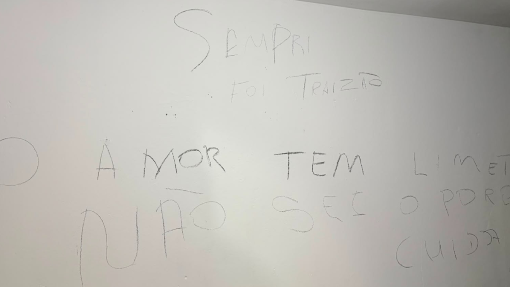 Foto de reprodução de mensagens escritas a lápis nas paredes de uma residência, com frases e rabiscos relacionados ao caso de feminicídio em Itatiba (SP).