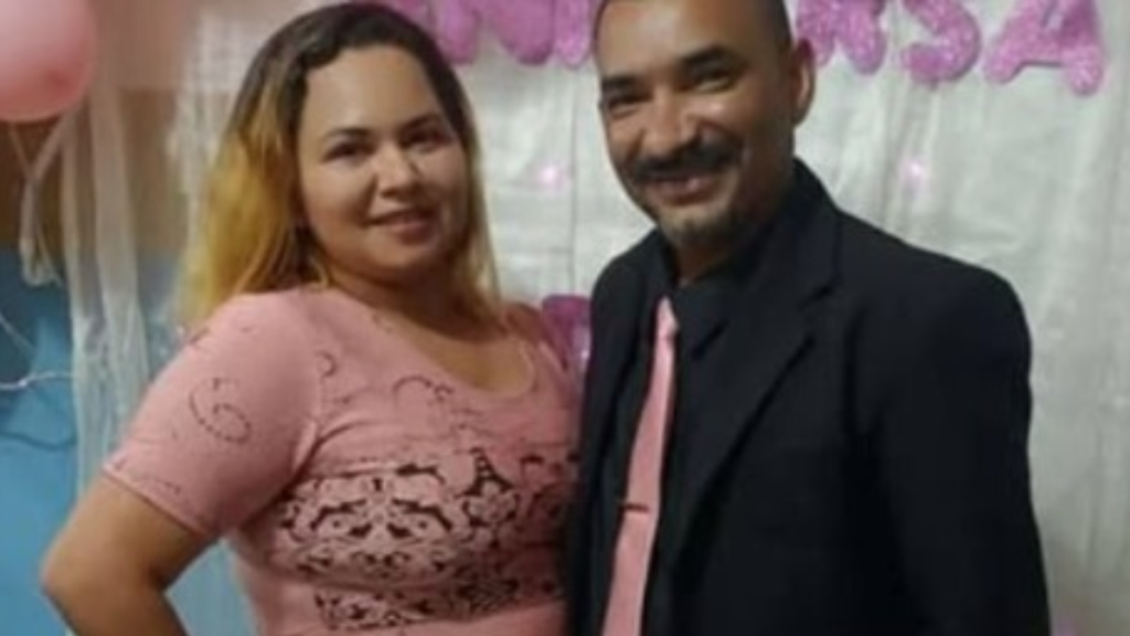 Casal em foto de arquivo: mulher de vestido rosa e homem de terno escuro com gravata, imagem de reprodução usada na reportagem sobre feminicídio em Itatiba (SP).
