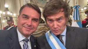 Javier Milei virá ao Brasil apoiar candidatura de Flávio Bolsonaro