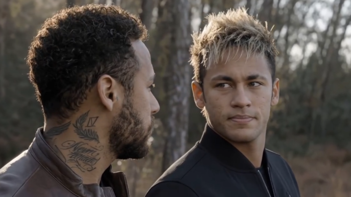 Neymar reage, em ambiente externo, a um vídeo de IA que pede sua participação na Copa do Mundo de 2030, olhando para a câmera com expressão séria.