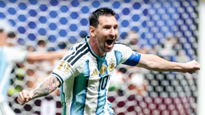 Joe Cole provoca Messi em declaração esportiva: foto de Lionel Messi comemorando em campo, apontando os braços, em referência a provocação do ex-meia da Inglaterra.