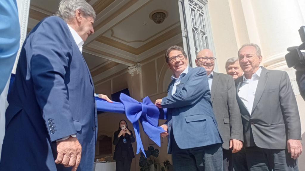 Cerimônia de inauguração do novo hospital em Campinas: Prefeito Dário Saadi entrega fita azul ao lado de autoridades e representantes da São Leopoldo Mandic.