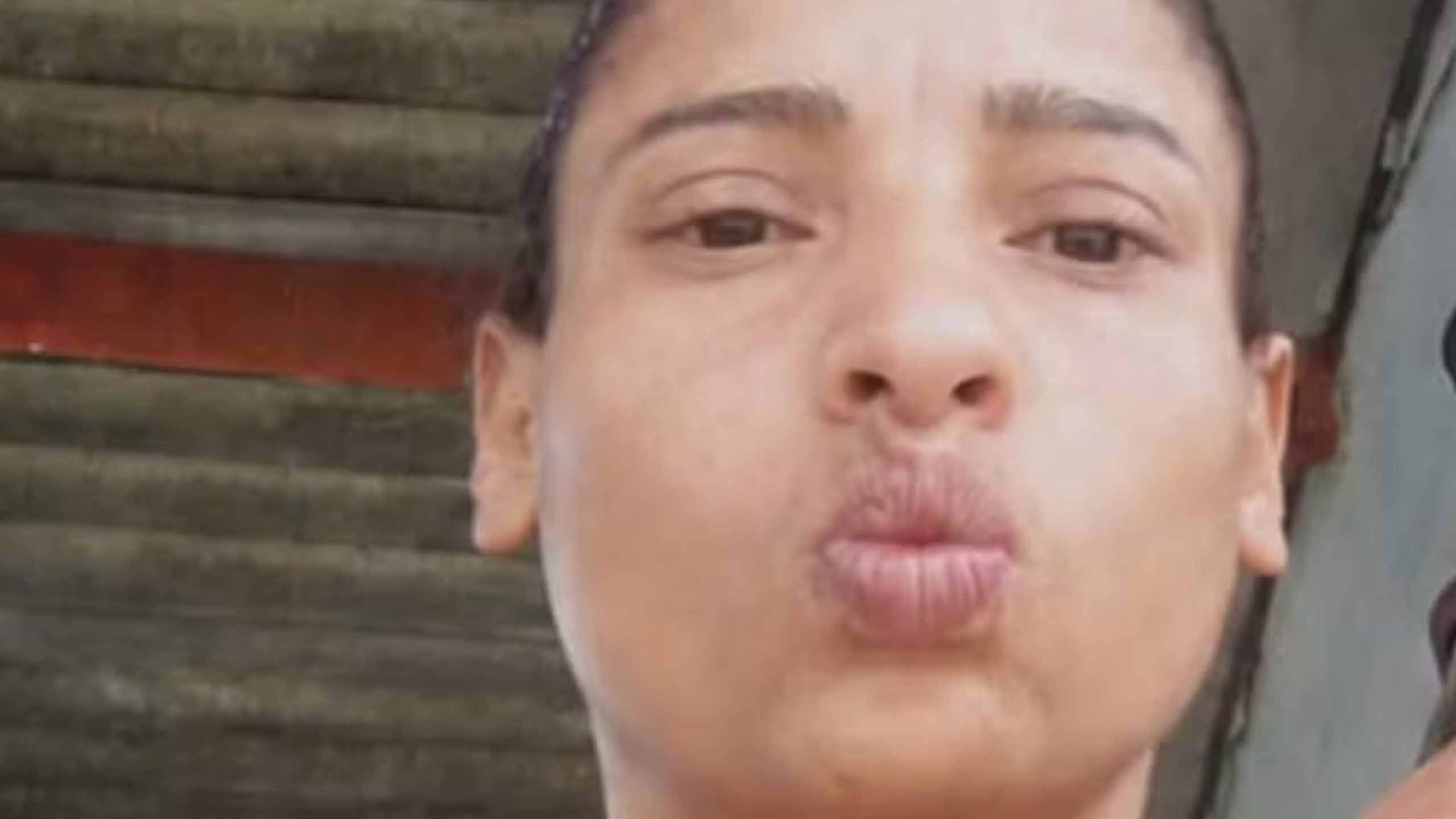 Retrato em foto de uma mulher, com rosto em primeiro plano, em registro divulgado em contexto de investigação: mulher encontrada morta em Praia Grande, litoral de SP, em prédio abandonado.