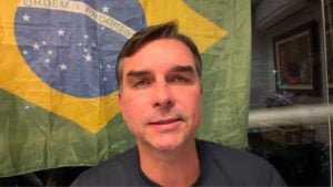 Flávio Bolsonaro critica ministro Alexandre de Moraes após suspensão de visita a Jair Bolsonaro